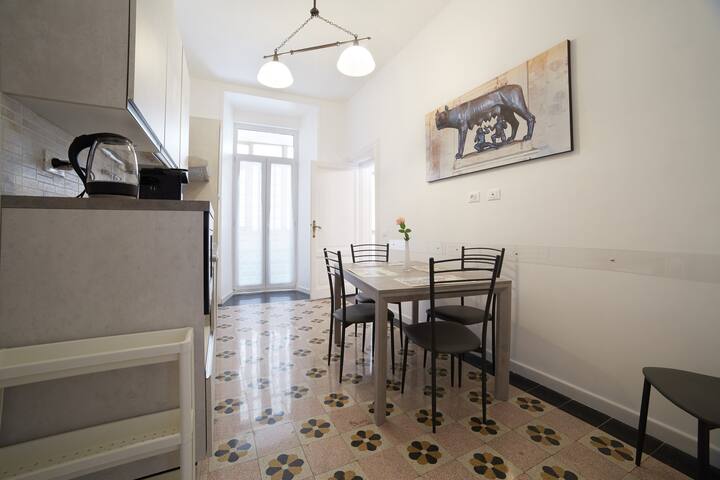 Flaminia street apartment in the center of Rome gallery image 4