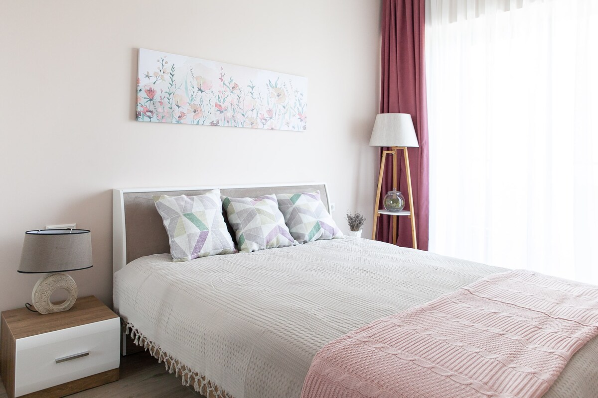 Bedroom with comfortable queen size bed and high quality bed linen. Access to a balcony.