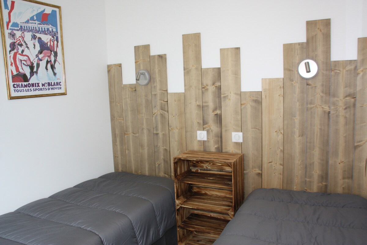 СПАЛНА СОБА 2, со сопствена туш-кабина