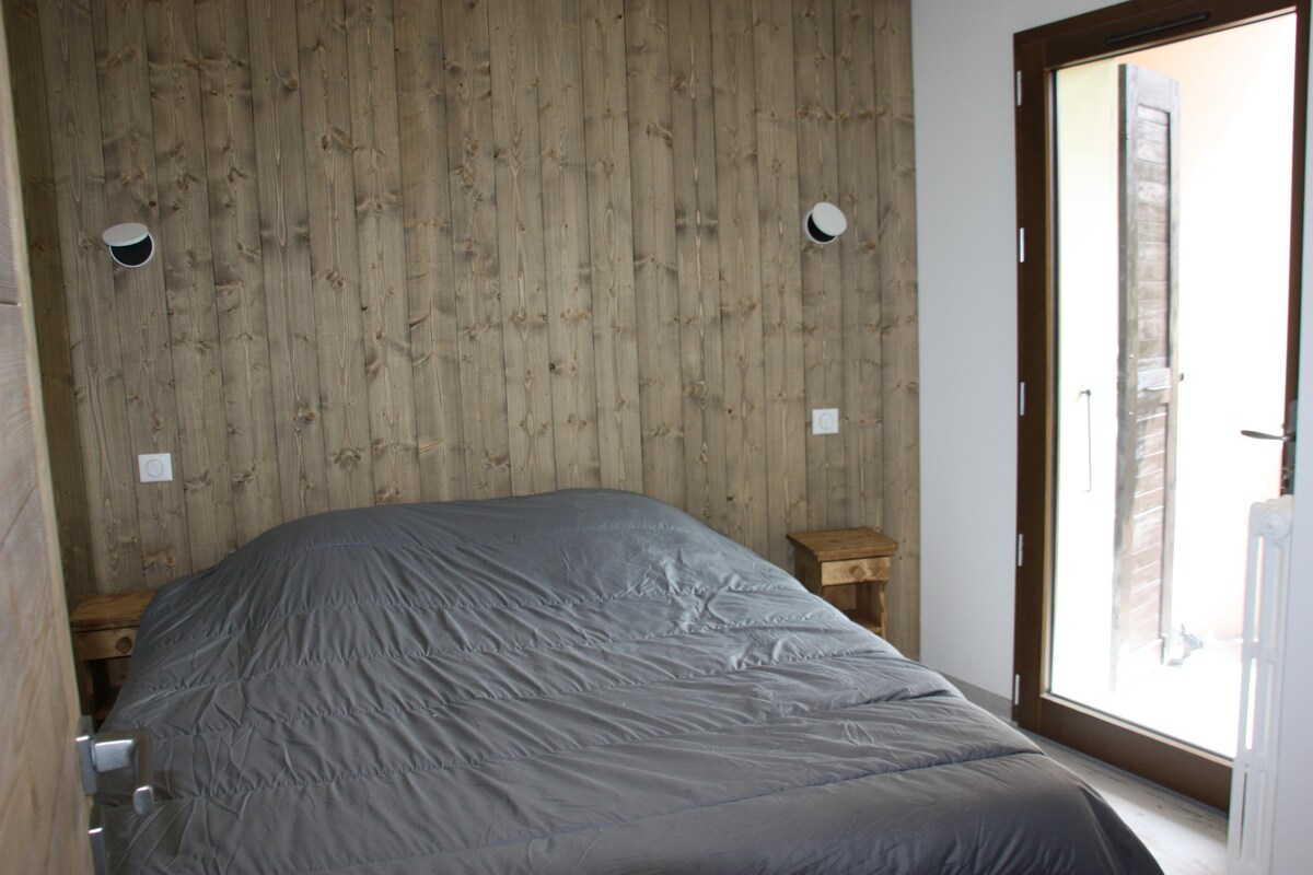 СПАЛНА СОБА 1 со пристап до тераса и сопствена туш-кабина