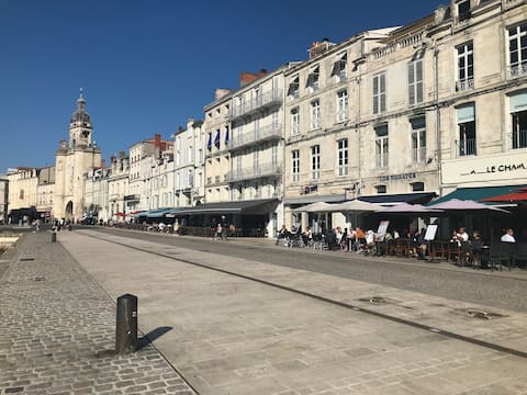Successful Airbnb property: Old Harbour - AC, Spacious & Cosy Apartment in La Rochelle