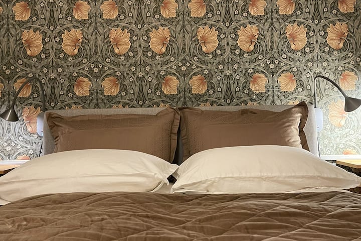 ผ้าปูที่นอนหมอนและผ้านวมที่ดีและละเอียดอ่อน – ทุกอย่างพร้อมสำหรับเวลานอนที่มีคุณภาพ

เตียงคุณภาพสูง (160 ซม.) พร้อมที่นอนหรูหราในห้องนอนที่อบอุ่นและแยกต่างหาก 

ผ้าม่านสำหรับความมืดสนิทและหน้าต่างบานใหญ่ที่สามารถเปิดรับอากาศบริสุทธิ์/เย็นได้ 