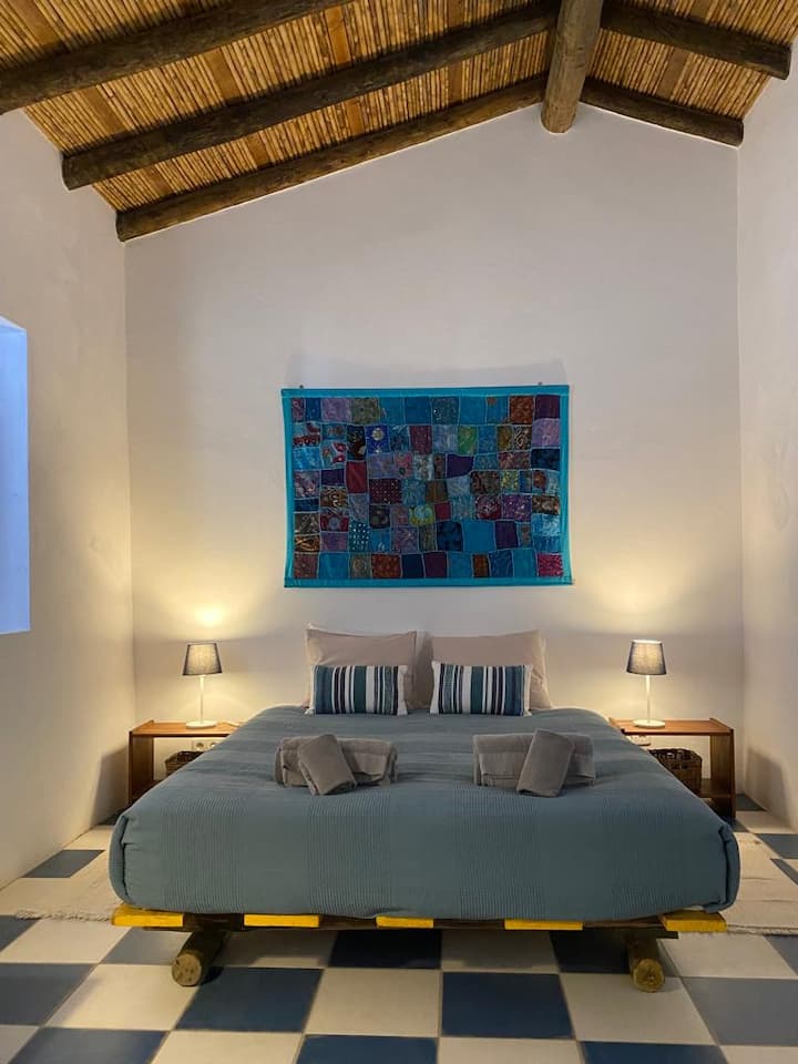 غرفة بسرير مزدوج ومفرد