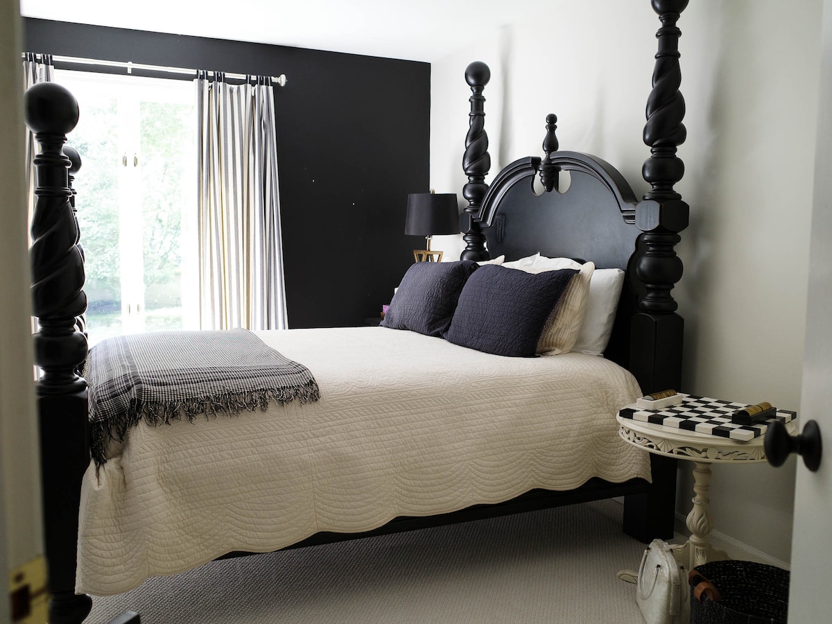 Upstairs 2nd Bedroom