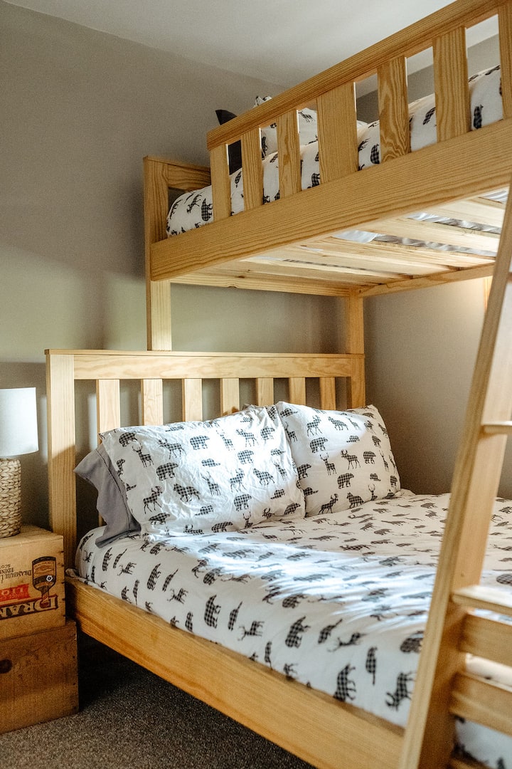 חדר שינה 3 - מיטה זוגית במיטה התחתונה ומיטת יחיד במיטה העליונה