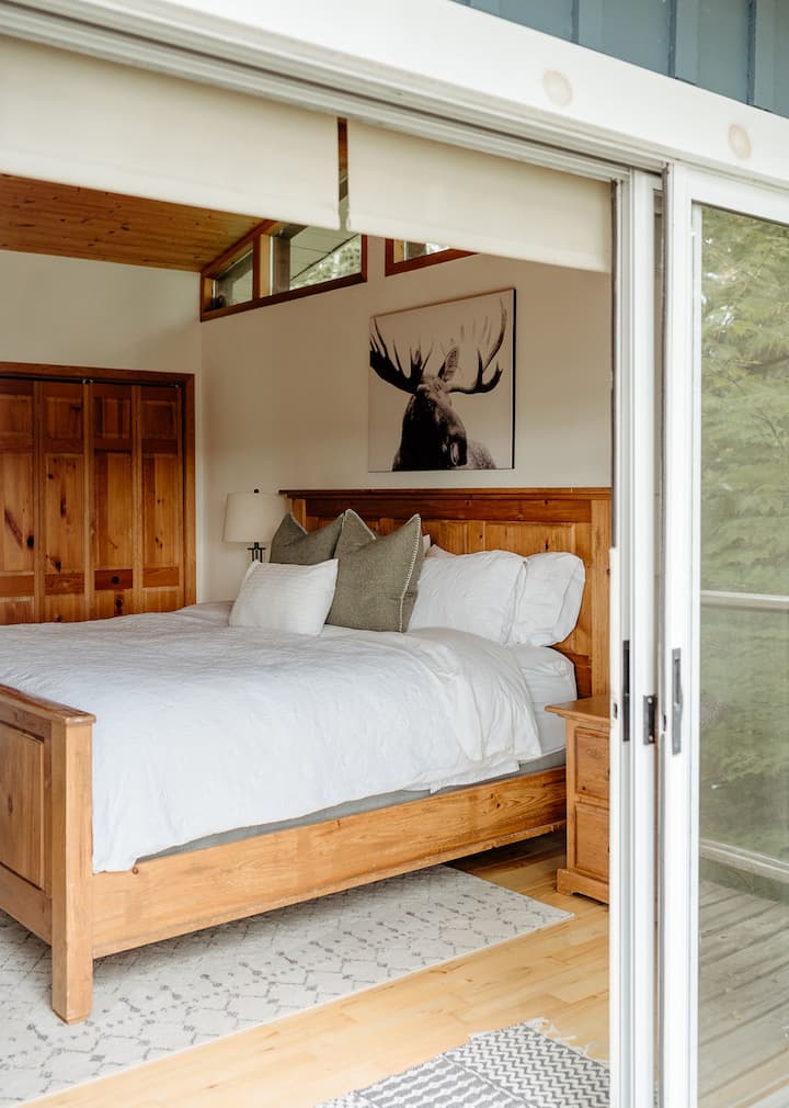 חדר השינה הראשי כולל מיטת קינג סייז, תקרה מקומרת, חדר רחצה צמוד ומרפסת פרטית