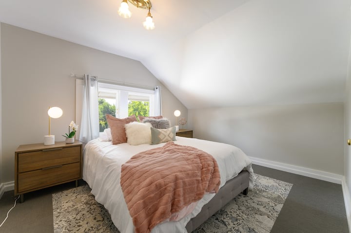 First bedroom with Queen