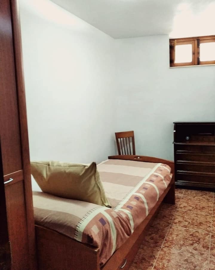 غرفة نوم بسريرين، أحدهما متحرك 