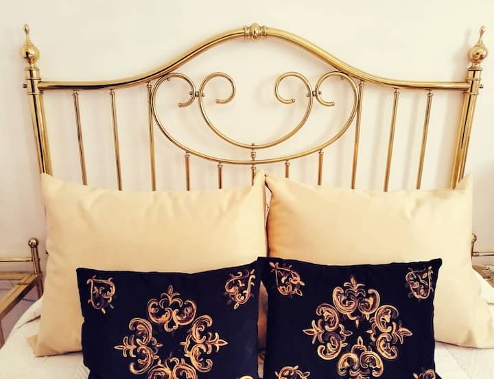 غرفة نوم رئيسية بسرير بحجم كوين وإطلالة على الأرشيف التاريخي 