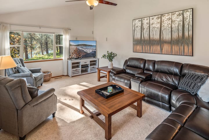 River House- Kayaks Included & Private Riverfront - Post Falls, ID