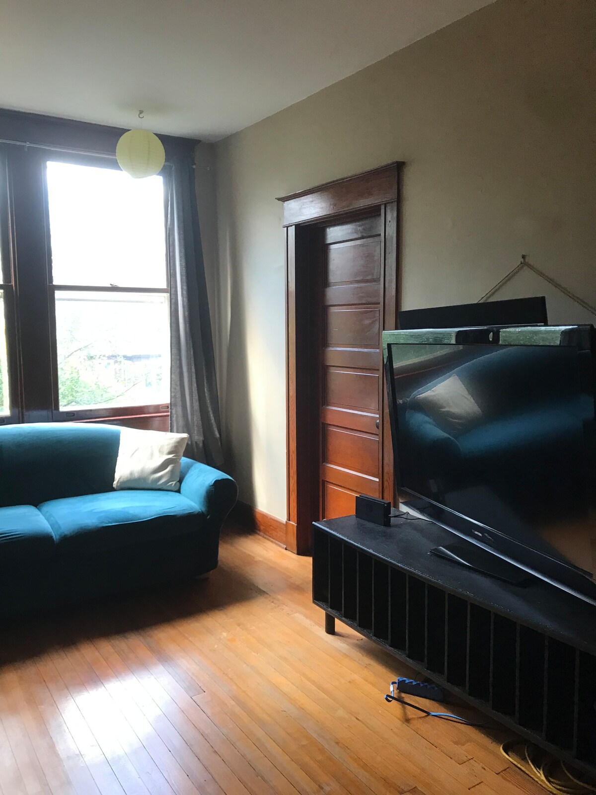 TV a skriňa v obývačke