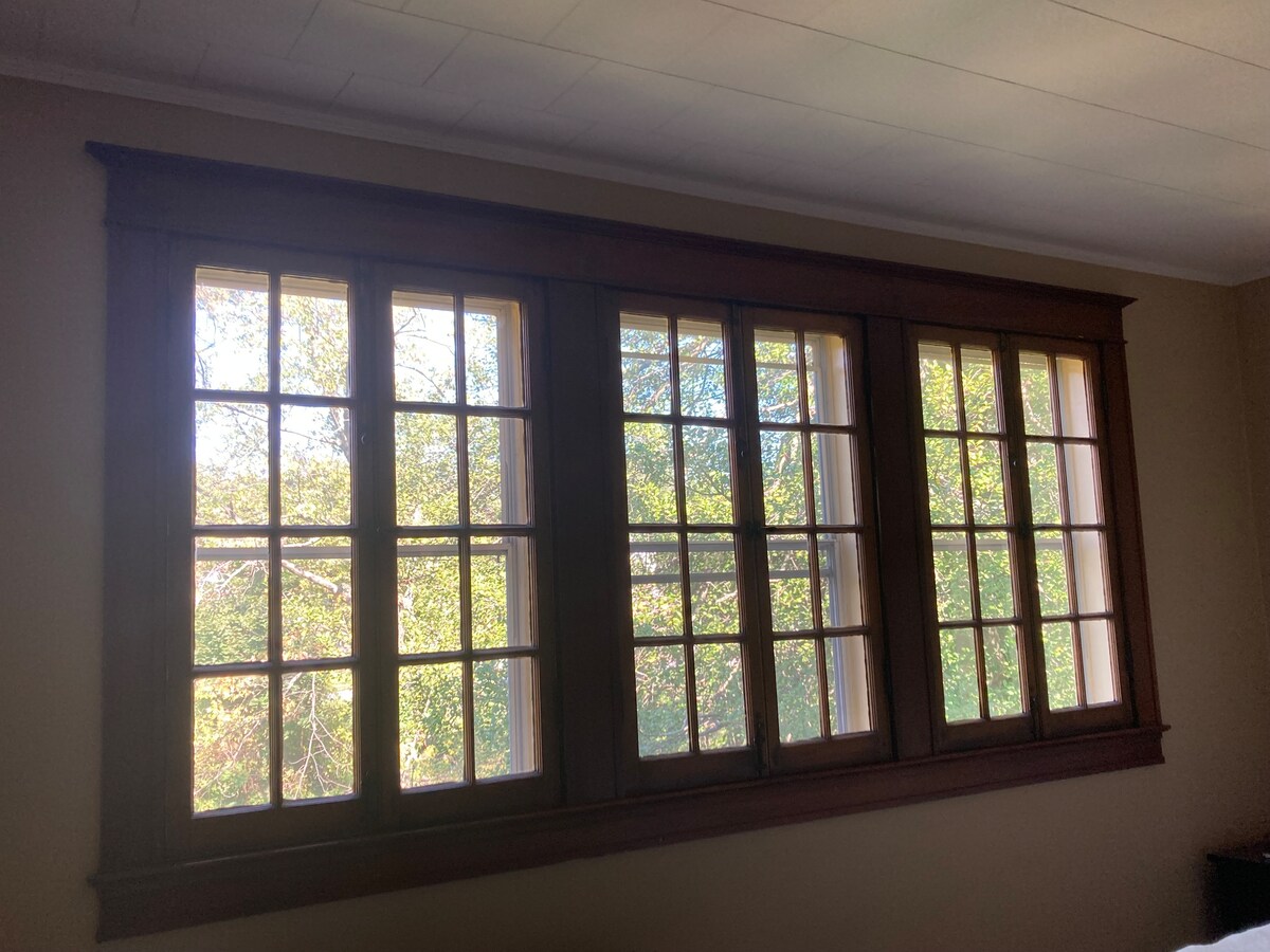 jasné okno v spálni