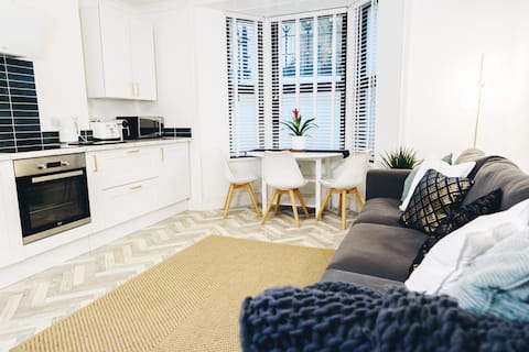Top Airbnb: Central Bright Apartment - Plymouth Hoe + Parking! in Wembury