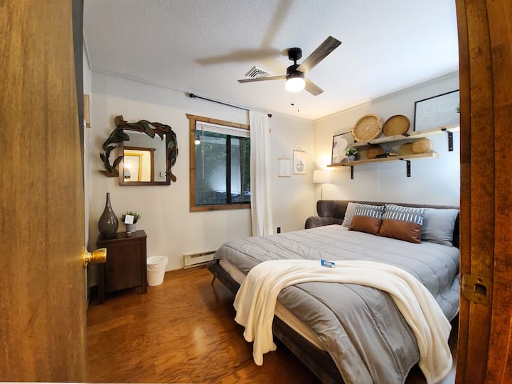 Glavni kat - BRAČNI KREVET: 3' komoda, ormar, ogledalo i jedinstvene White Oak plutajuće police :)