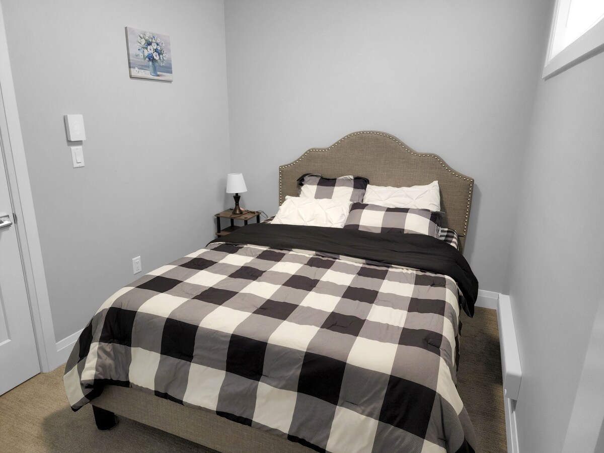 Cómoda cama de matrimoni estándar. ¡Establece el estado de ánimo en la habitación como se desee con luces LED de color regulable!