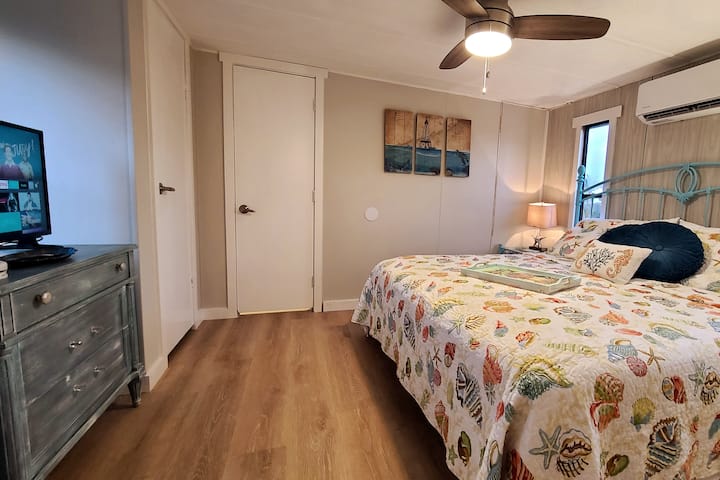 主卧配有套内卫生间、双人衣柜和带电视的梳妆台。 