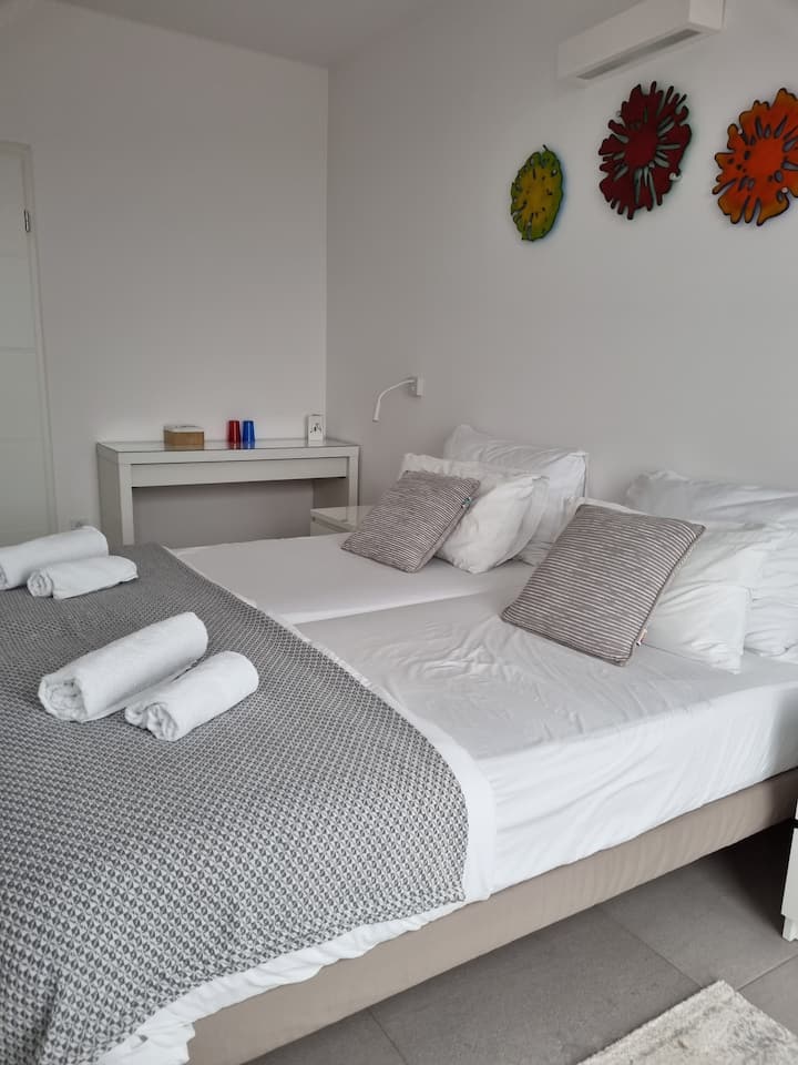 מקום ל -3 אנשים