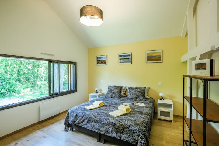 Dormitorio (2) con cama de 180x200 con mesitas de noche, armario y cuarto de baño privado