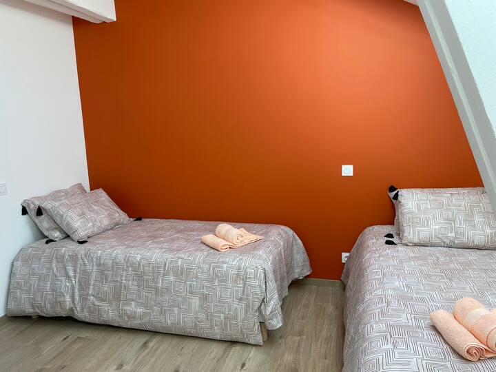 Habitación (4) con dos camas individuales 90x200 y armario