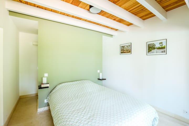 Dormitorio (1) en la planta baja con cama de 160 x 200, estantes, armario y baño privado