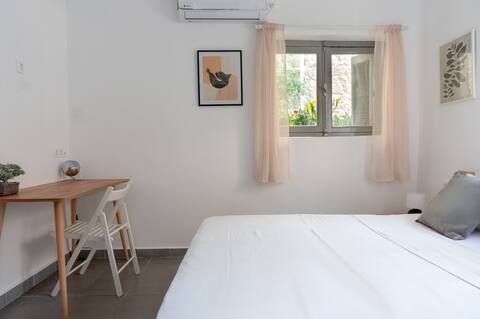 Plaka Townhouse with Acropolis View and Garden