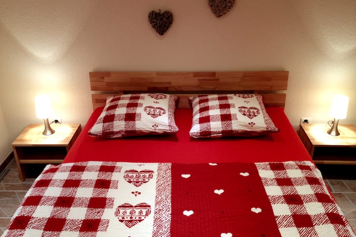 Schlafzimmer mit Doppelbett (160x200)