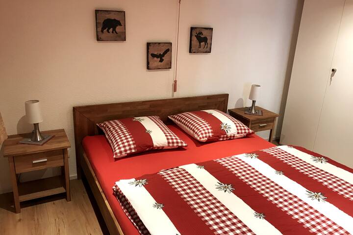Schlafzimmer mit Doppelbett (160x200)