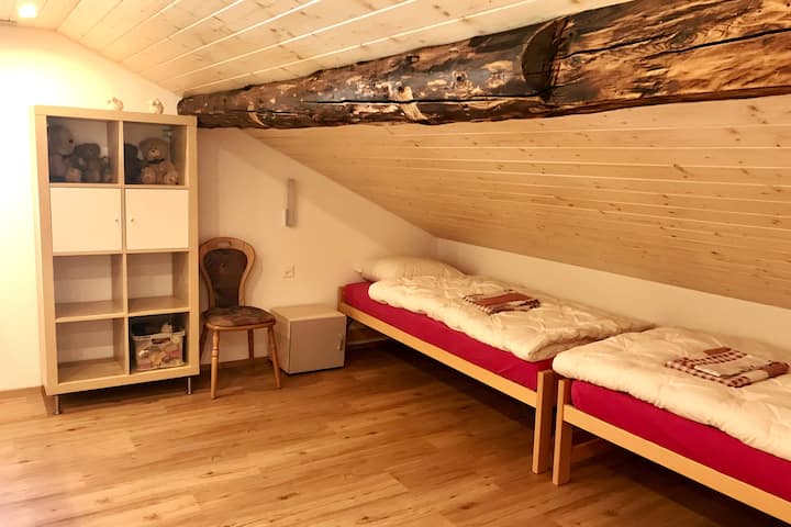 2 Bett- Zimmer (90x200)  im Gang 1. Stock
