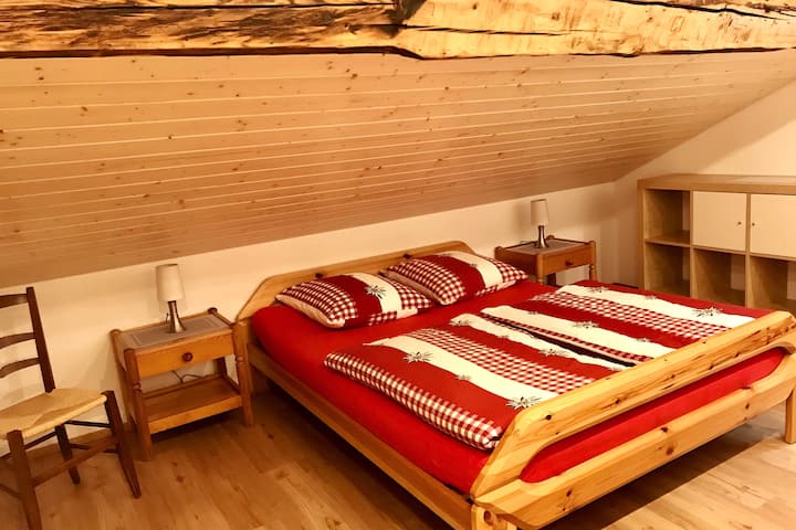 Schlafzimmer mit Doppelbett (160x200) im 1. Stock