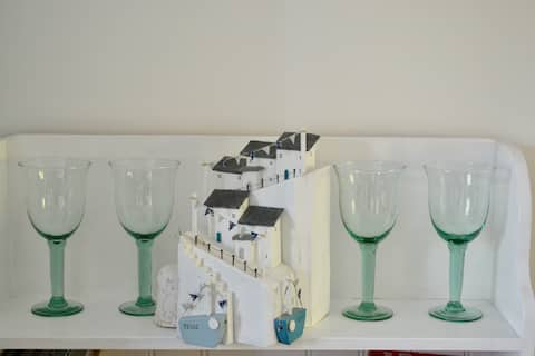 Successful Airbnb property: Bright & airy property with own free parking in St. Ives