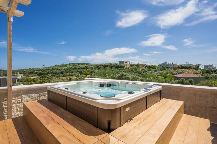 Perfect location, private pool, hot tub and gym! gallery image 4