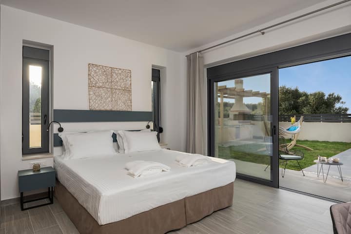 เตียงแฝดที่เปลี่ยนเป็นขนาดควีนไซส์เพื่อความสะดวกสบายของคุณ