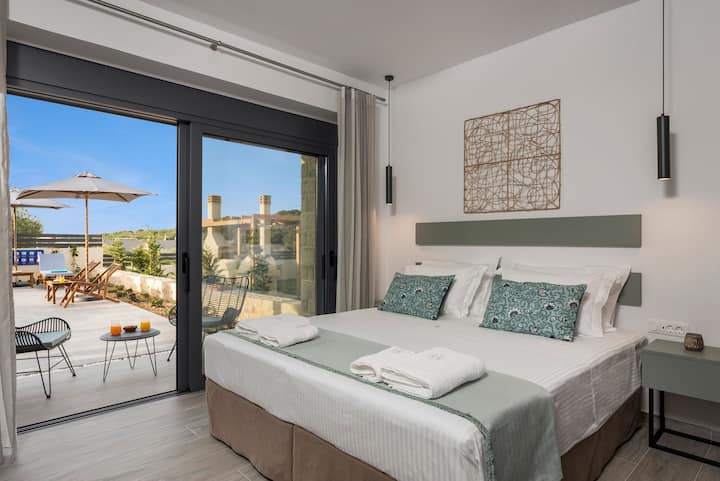 ห้องนอนสว่างและสะดวกสบายและเข้าถึงริมสระว่ายน้ำได้ง่าย