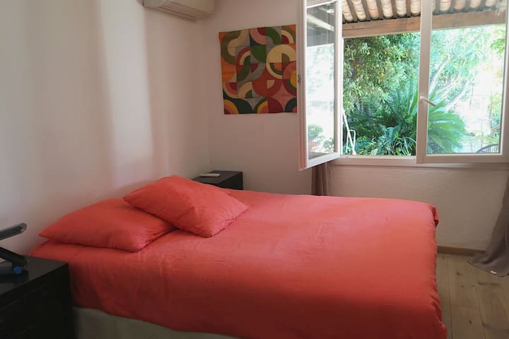 chumba cha kulala chumba cha kulala suite unaoelekea kitanda cha bustani 160