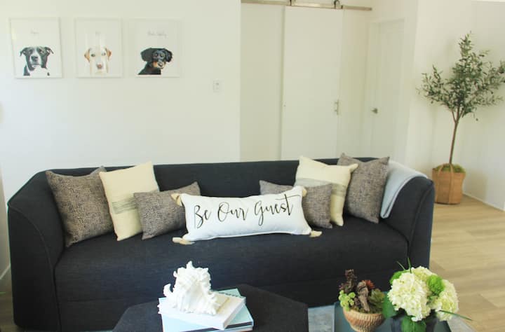 ספת שינה נוחה עם שני חדרי שינה.