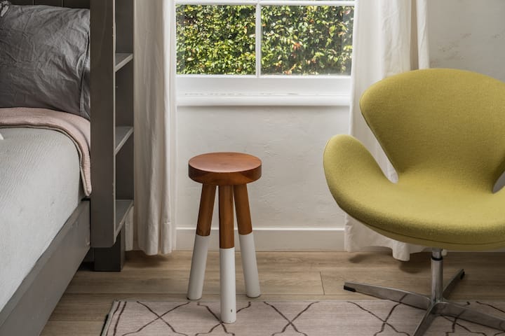 כיסא לקריאת ירח לילה טוב לפני השינה.