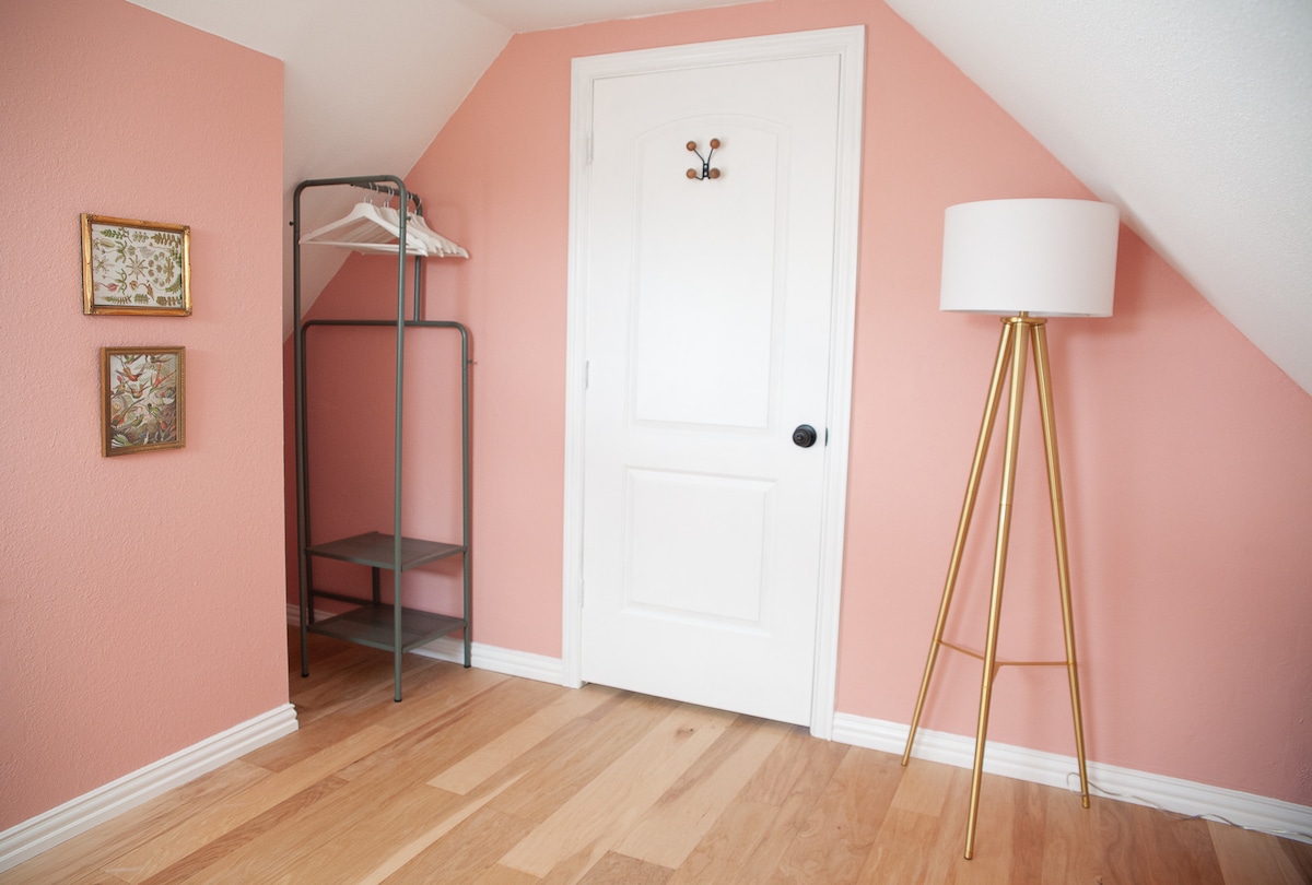 Designer Riverside Getaway-2 BR & 5 mins to DT