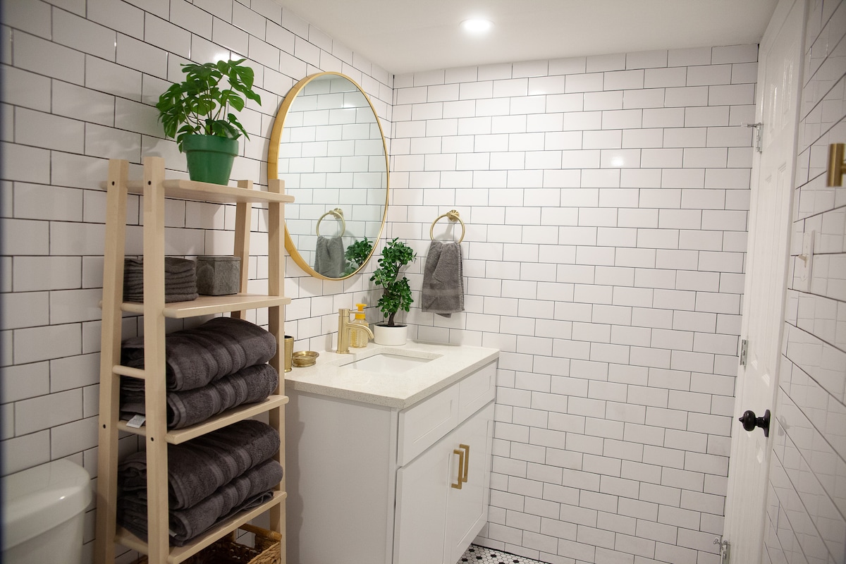 Designer Riverside Getaway-2 BR & 5 mins to DT