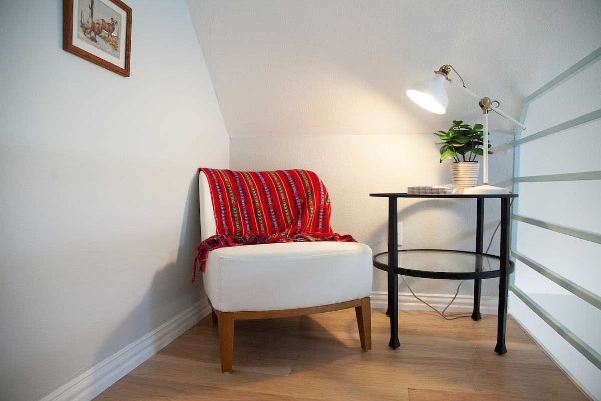 Designer Riverside Getaway-2 BR & 5 mins to DT