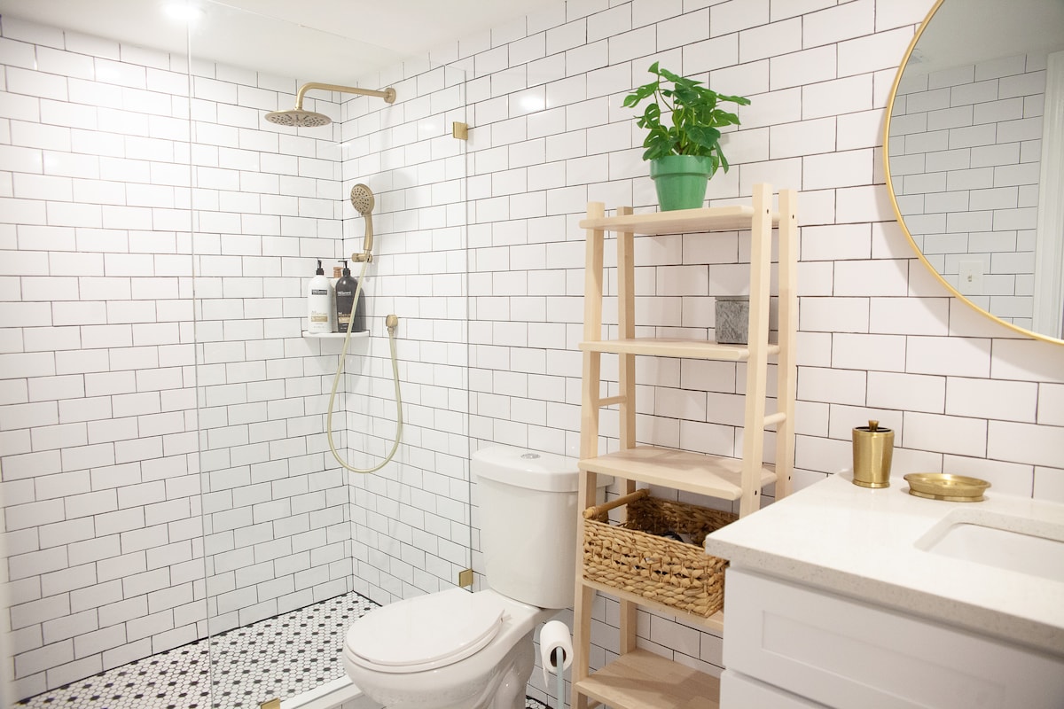 Designer Riverside Getaway-2 BR & 5 mins to DT