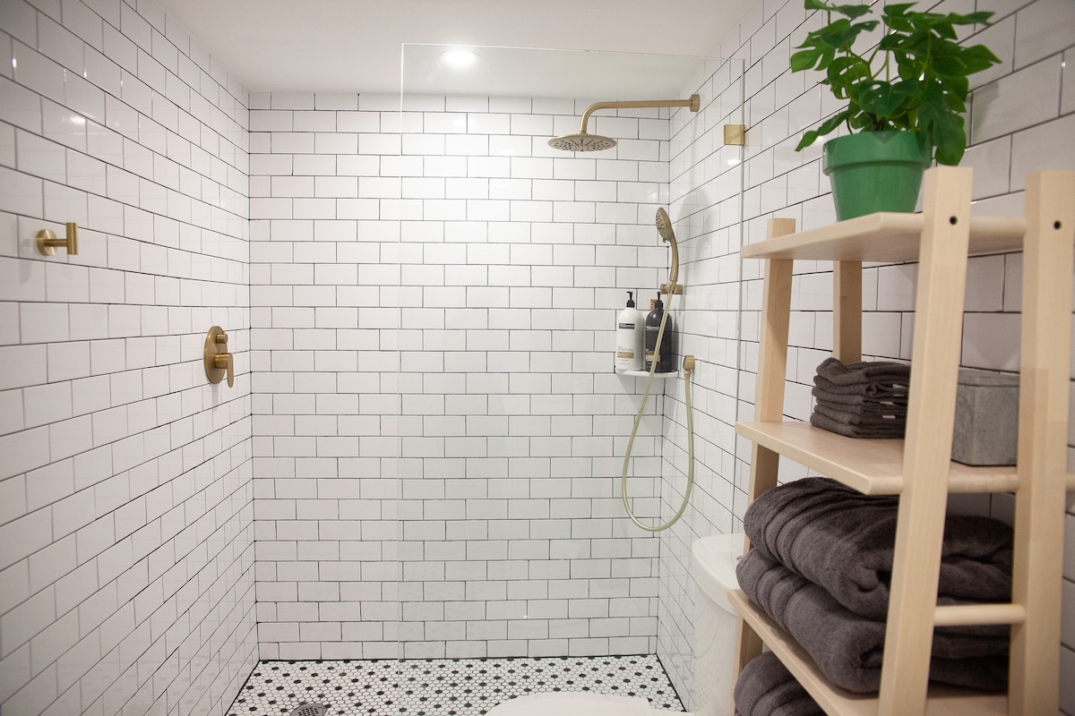 Designer Riverside Getaway-2 BR & 5 mins to DT