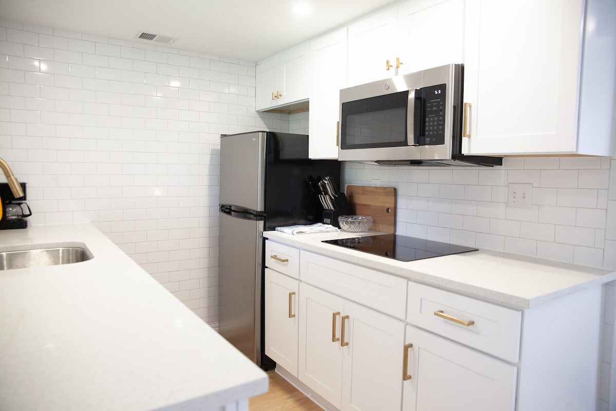 Designer Riverside Getaway-2 BR & 5 mins to DT