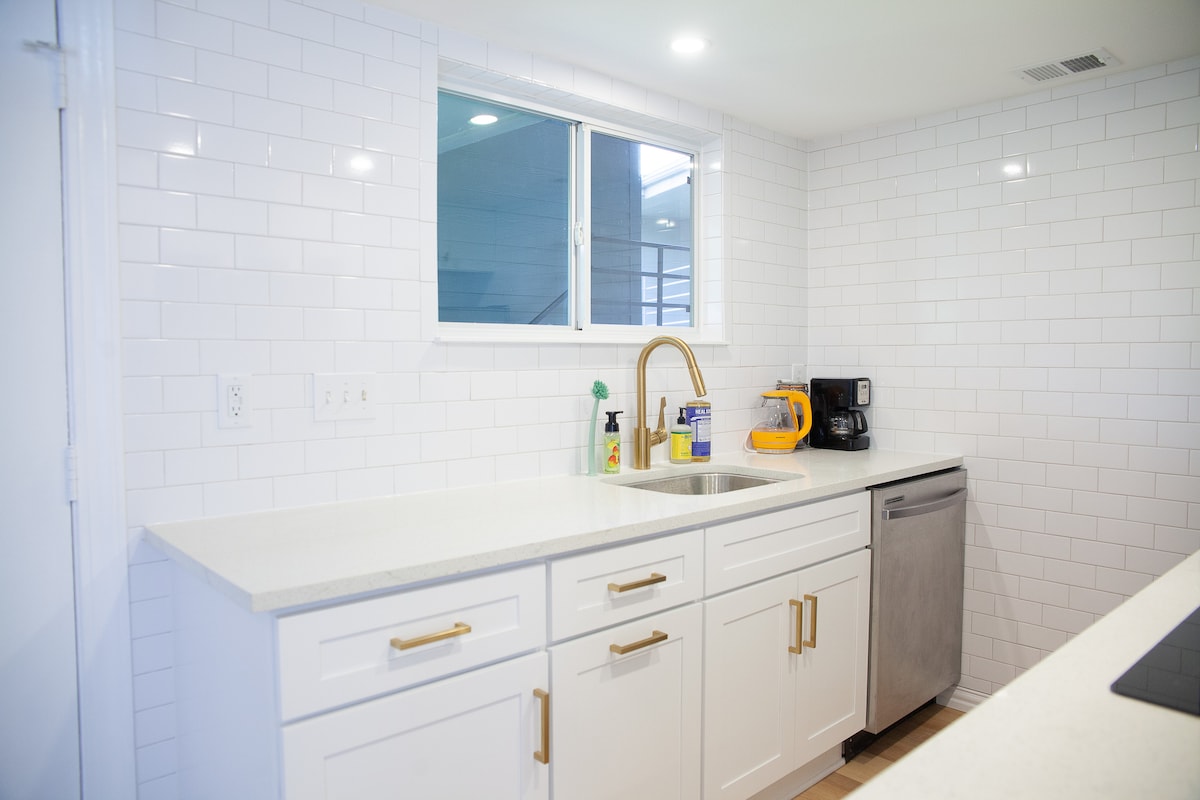 Designer Riverside Getaway-2 BR & 5 mins to DT