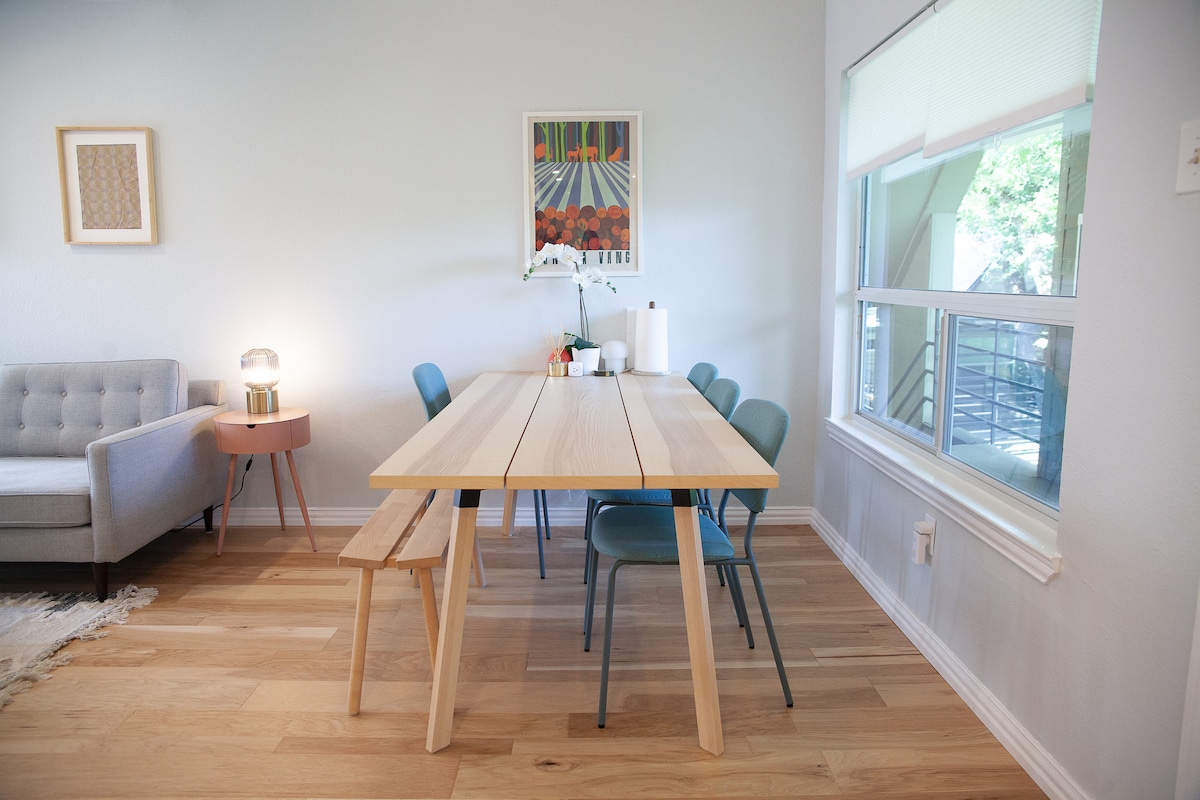 Designer Riverside Getaway-2 BR & 5 mins to DT