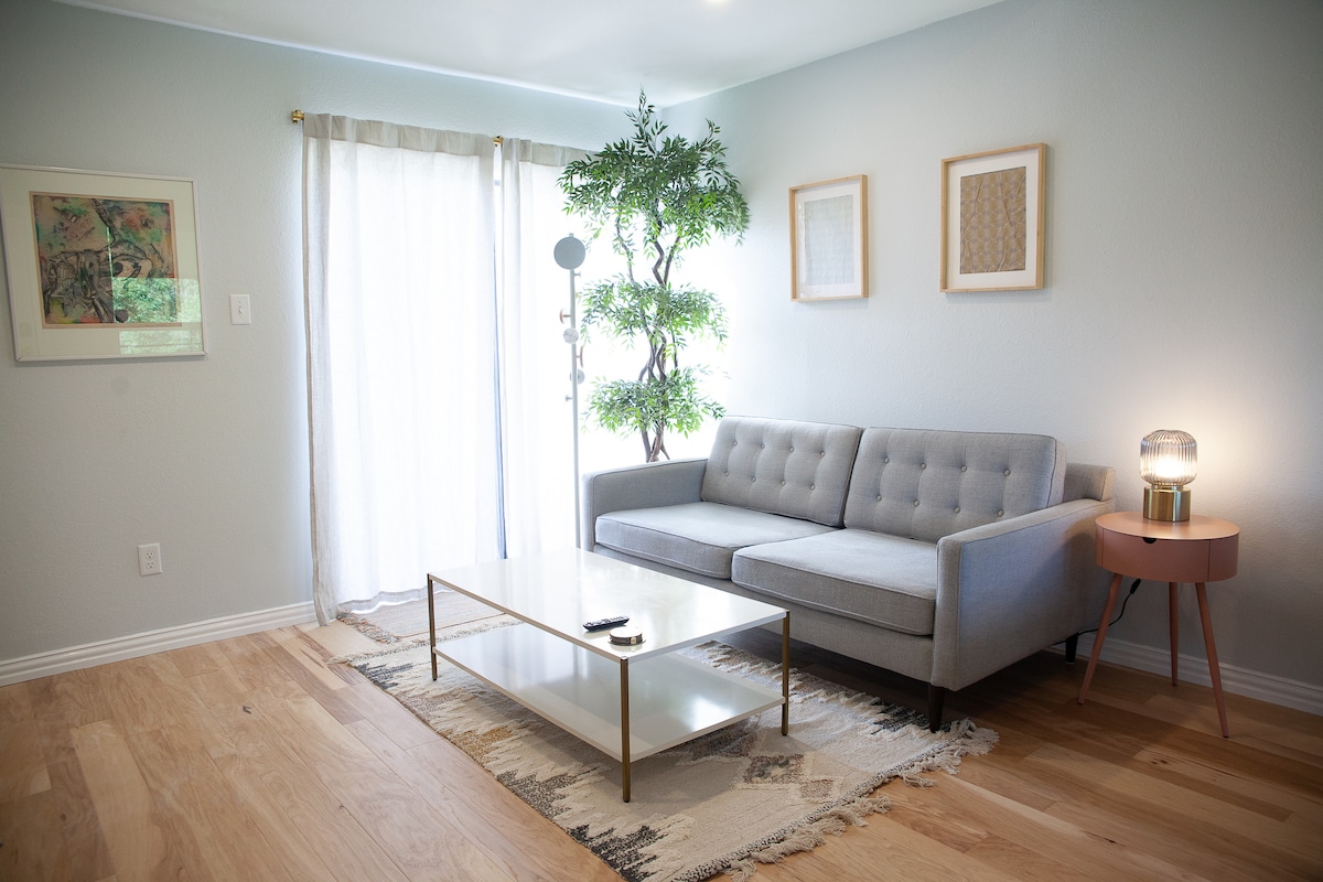 Designer Riverside Getaway-2 BR & 5 mins to DT