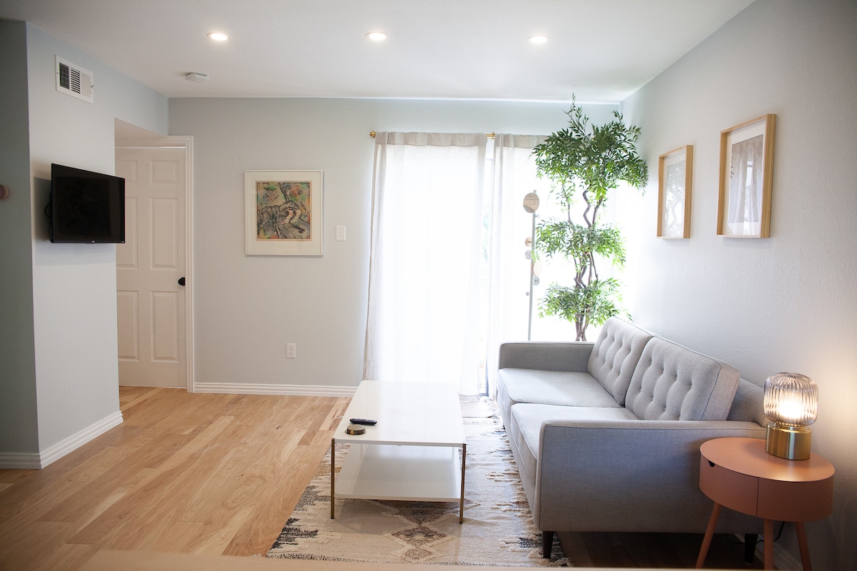 Designer Riverside Getaway-2 BR & 5 mins to DT