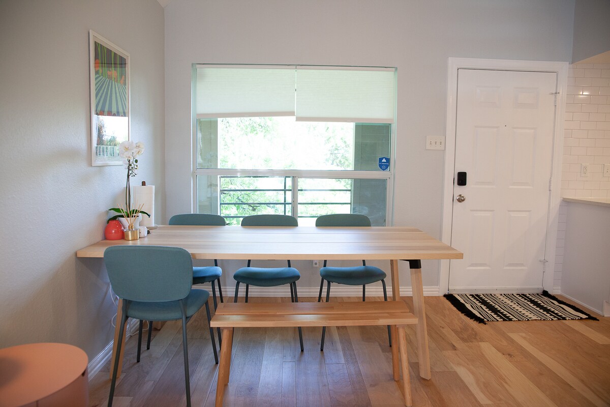 Designer Riverside Getaway-2 BR & 5 mins to DT