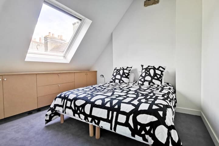 La chambre dispose d'un lit double 160x200, le matelas est ultra-confortable. La chambre donne sur les toits de la vieille ville.