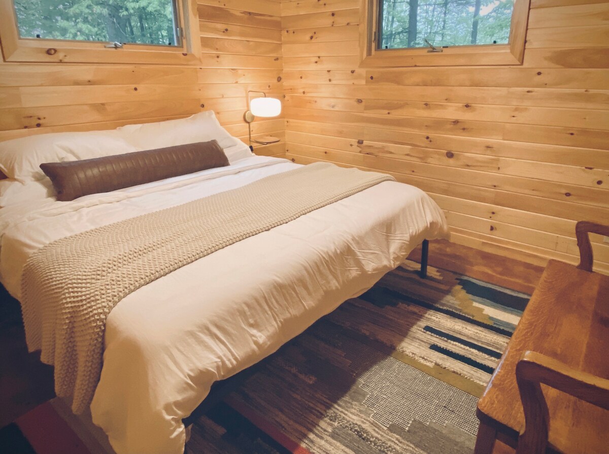 غرفة نوم بمستوى رئيسي بسرير بحجم كبير.