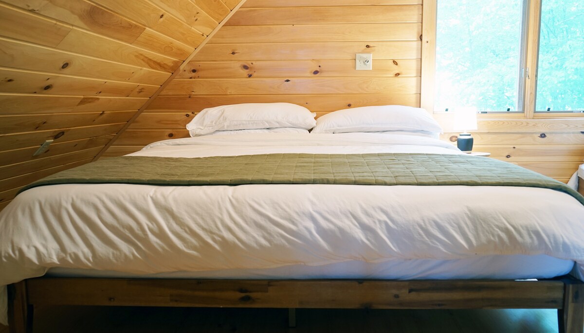 شقة علوية في الطابق العلوي وسرير بحجم كبير.